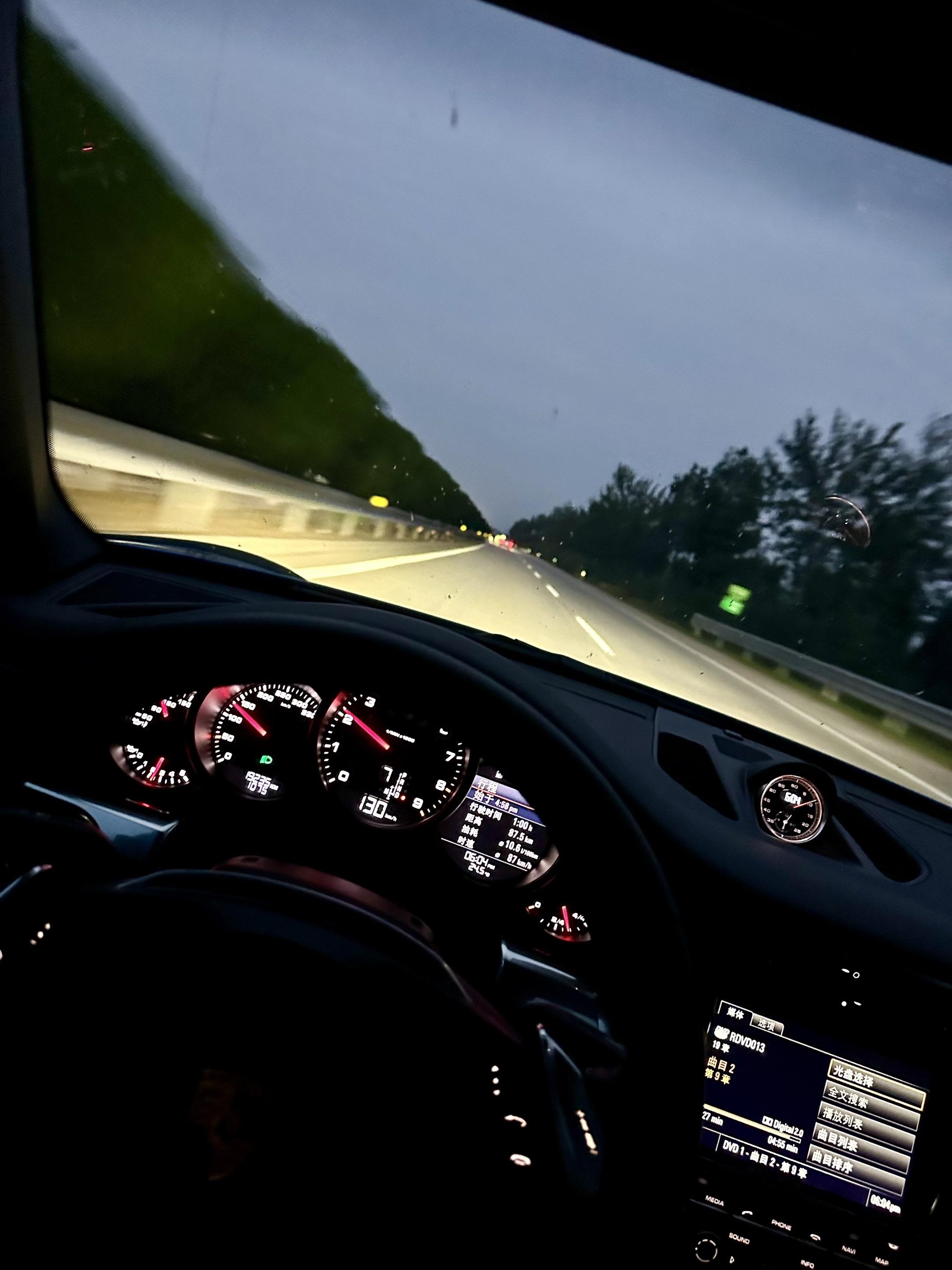 保时捷911是一台可以长途旅行的跑车。