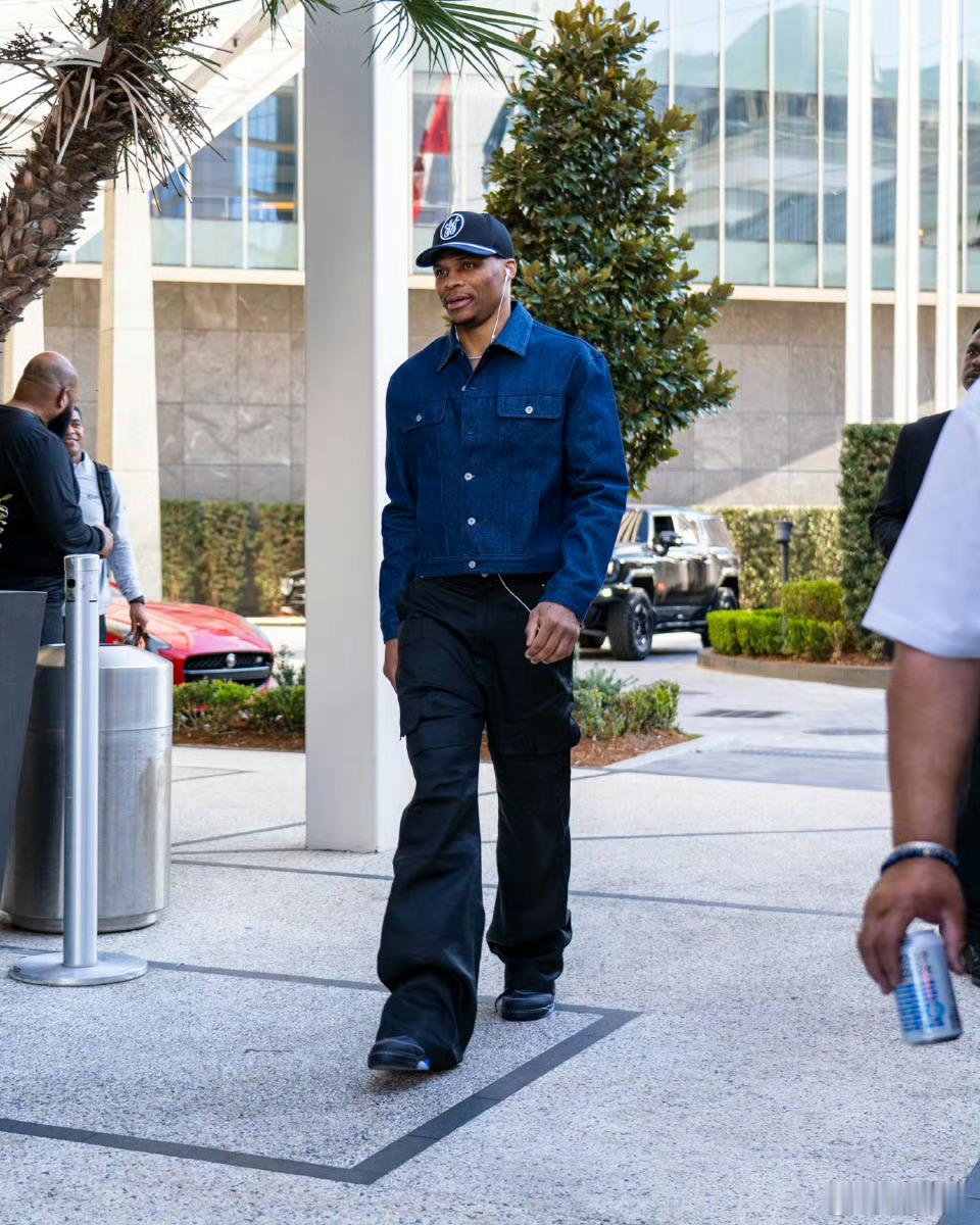 半场结束，61-46国王落后，威少9分1篮板1助攻，正负值➕2全队唯一正的国王v