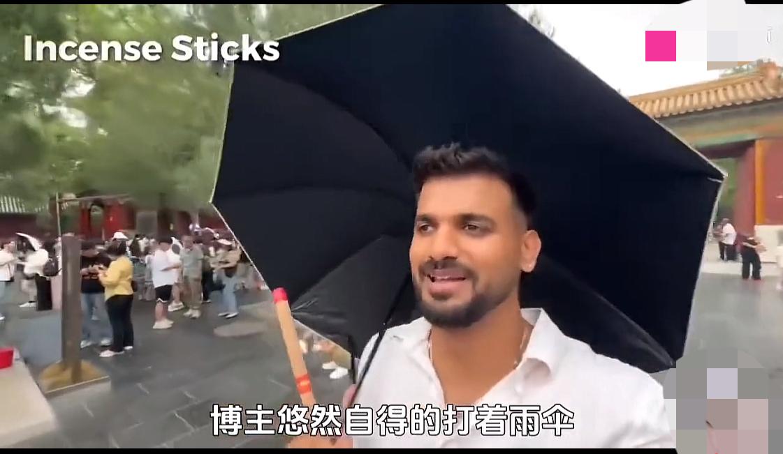 印度自称是高种性男人，来中国旅游，花了¥180元请了一位中国女导游，印度男旅游完