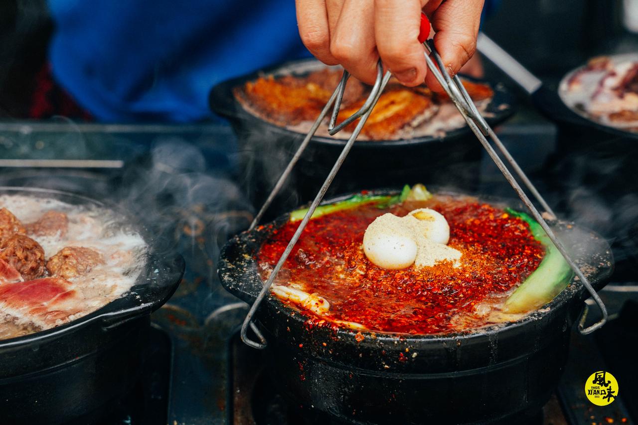 等砂锅中……今咥个高配砂锅，肥牛片、带鱼、牛肉丸子，一锅都差点装不下。牛肉汤底特