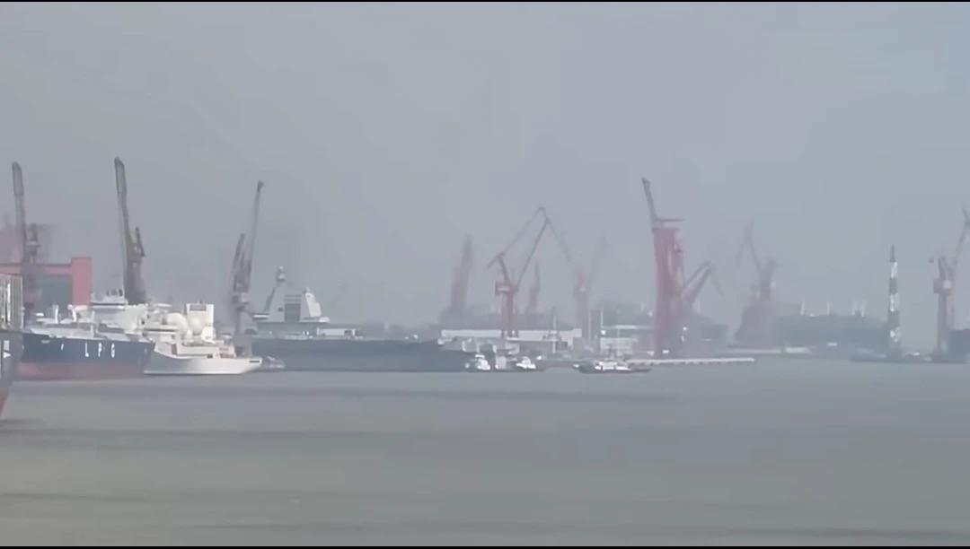福建号航母已经离开舾装码头，要进行首次海试？

据网络视频18号“福建舰”在拖轮