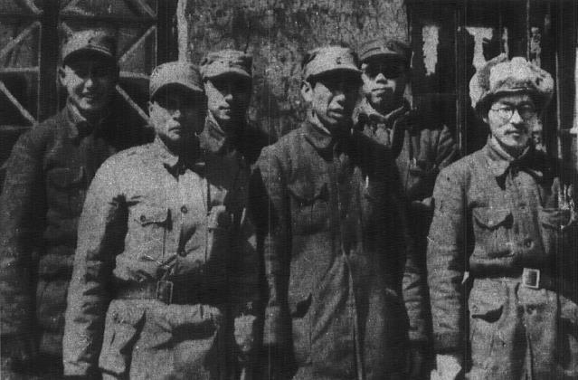 1946年10月，在东北民主联军第六纵队组建时，部分领导同志于黑龙江省双城。前排