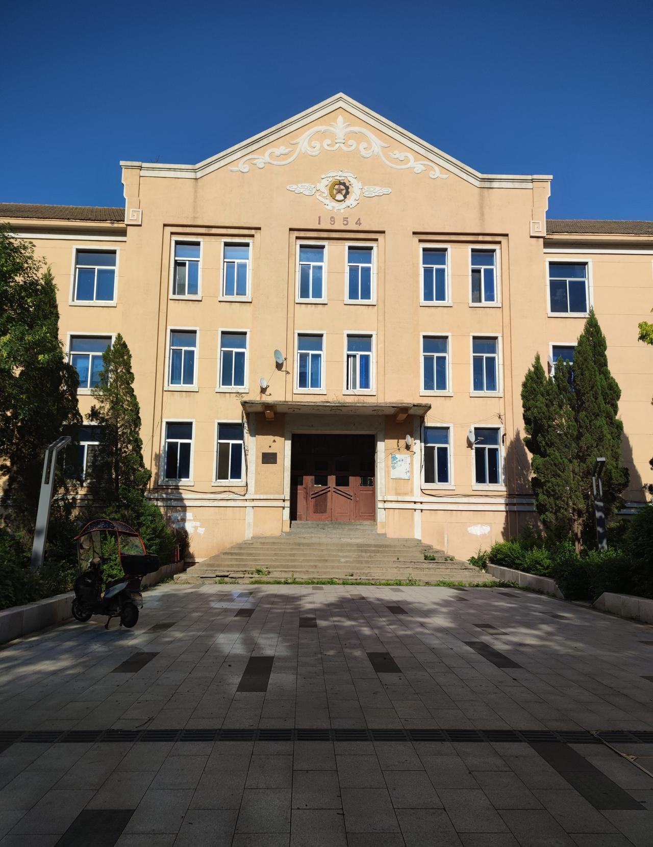省实验中学门前一瞥。日前途经沈阳皇河大街近泰山路段，随拍路边省实验中学景色。