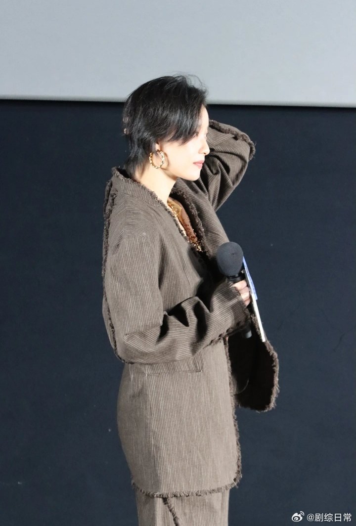 倪妮短发又飒又美倪妮的齐耳短发，卡在下颌线，利落又飒，被网友封为“短发天花板”。