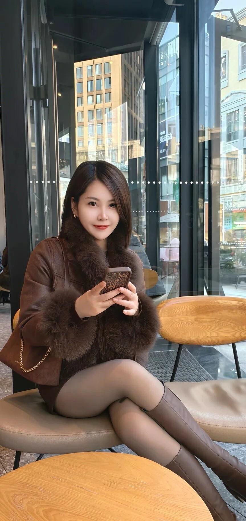 冬日暖阳下，时尚女孩在咖啡馆享受美好时光🍂☕️👗