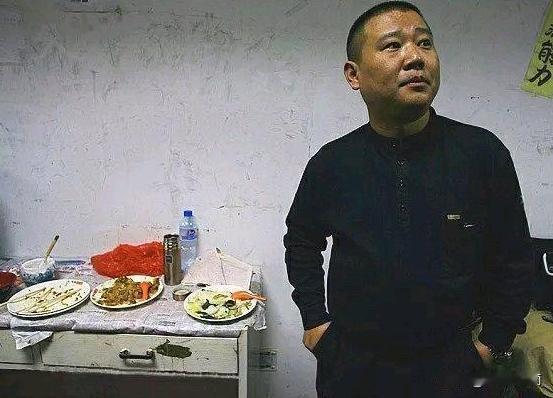 郭德纲有个段子特别扎心也特别真实：
苍蝇的命，它不能变成蝴蝶，这是它的命。
但是