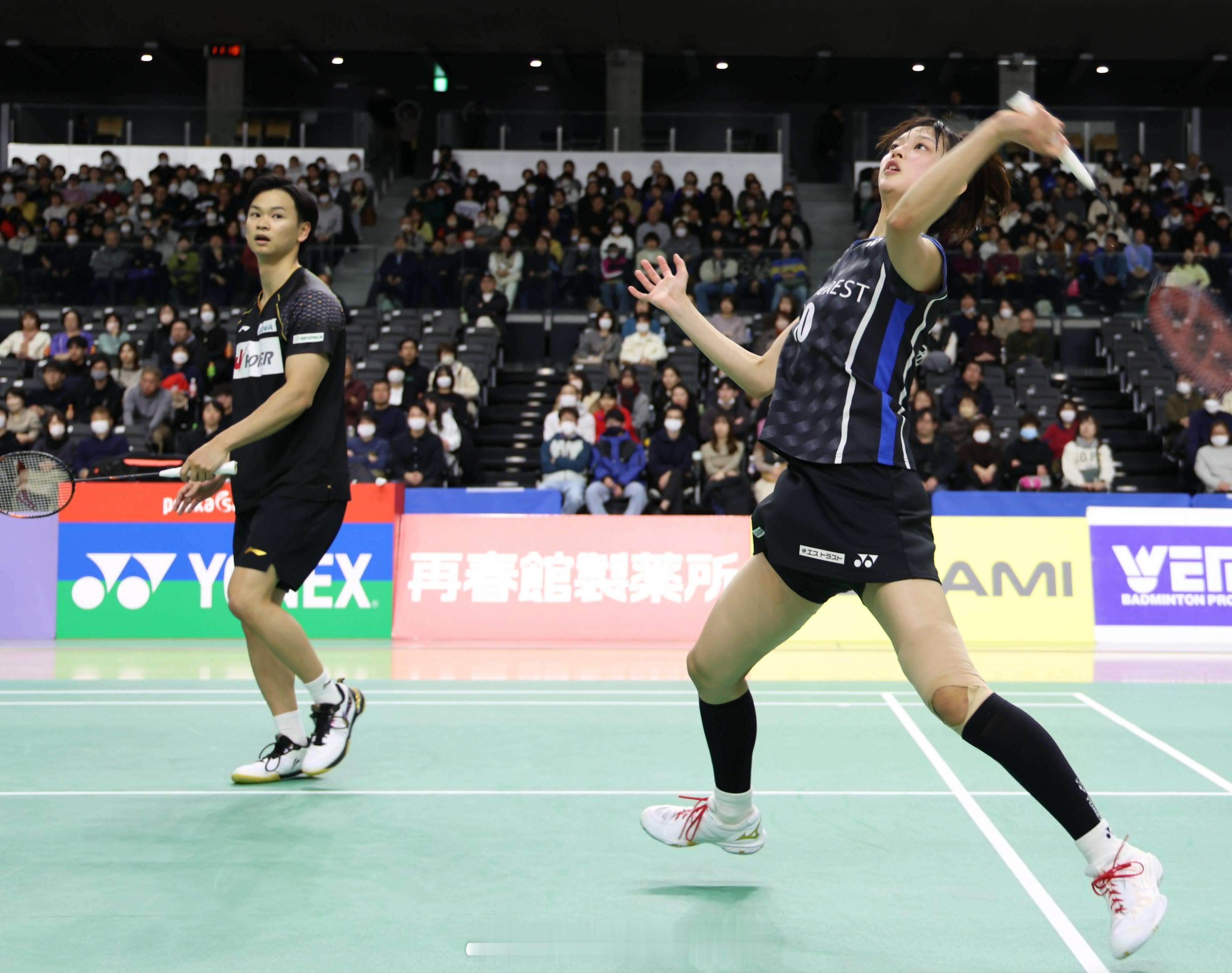 混合双打的渡边／田口晋级四强。伤愈复出的田口在连续作战后出现了肌肉酸痛。渡边打趣