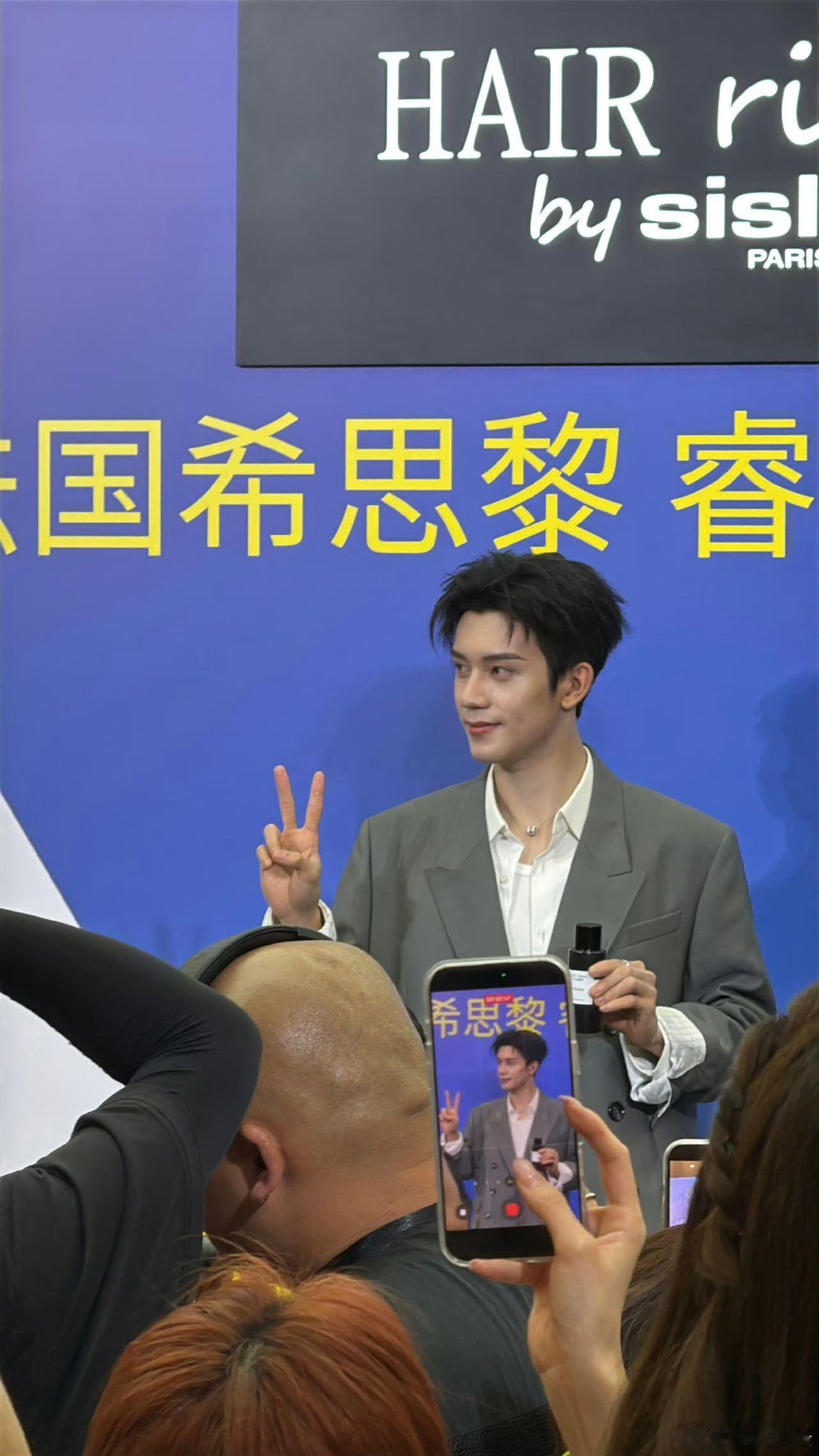 林沐然内娱新晋西装的神林沐然男大来的吧 刷到林沐然今日西装图，我沉默了。这头肩比