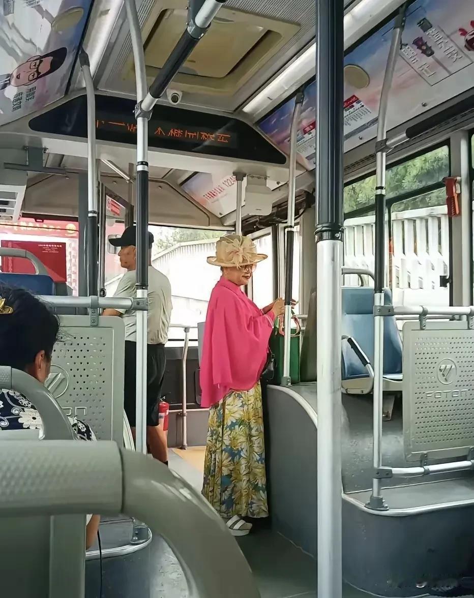 网友“老奶奶穿衣服装嫩，让年轻汗颜……”老人穿的干净利索，挺好看。

在公交车上