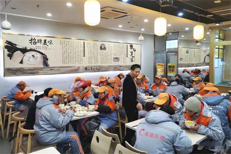 于东来打卡小饭店消费380硬要付600
8月14日，于东来在安徽阜阳界首的“印象
