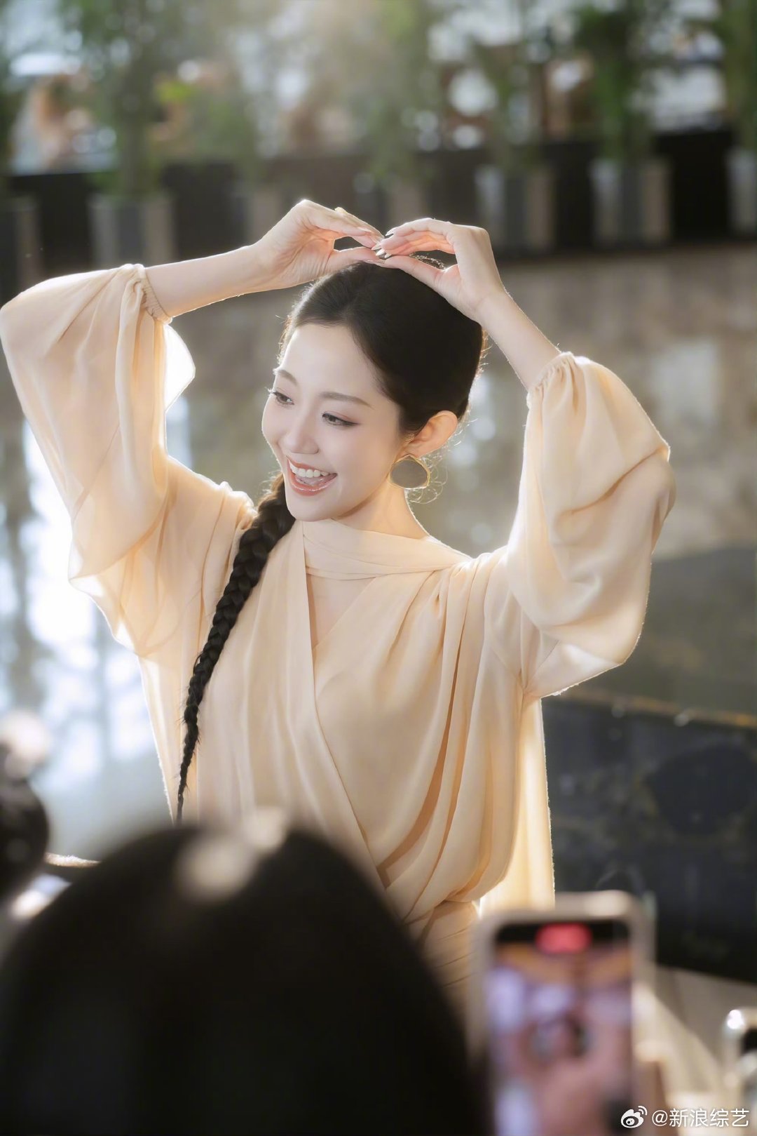 浪姐初见面万千惠第一个出场今天的乘风2026直播 第一个登场亮相，老公亲自到场为