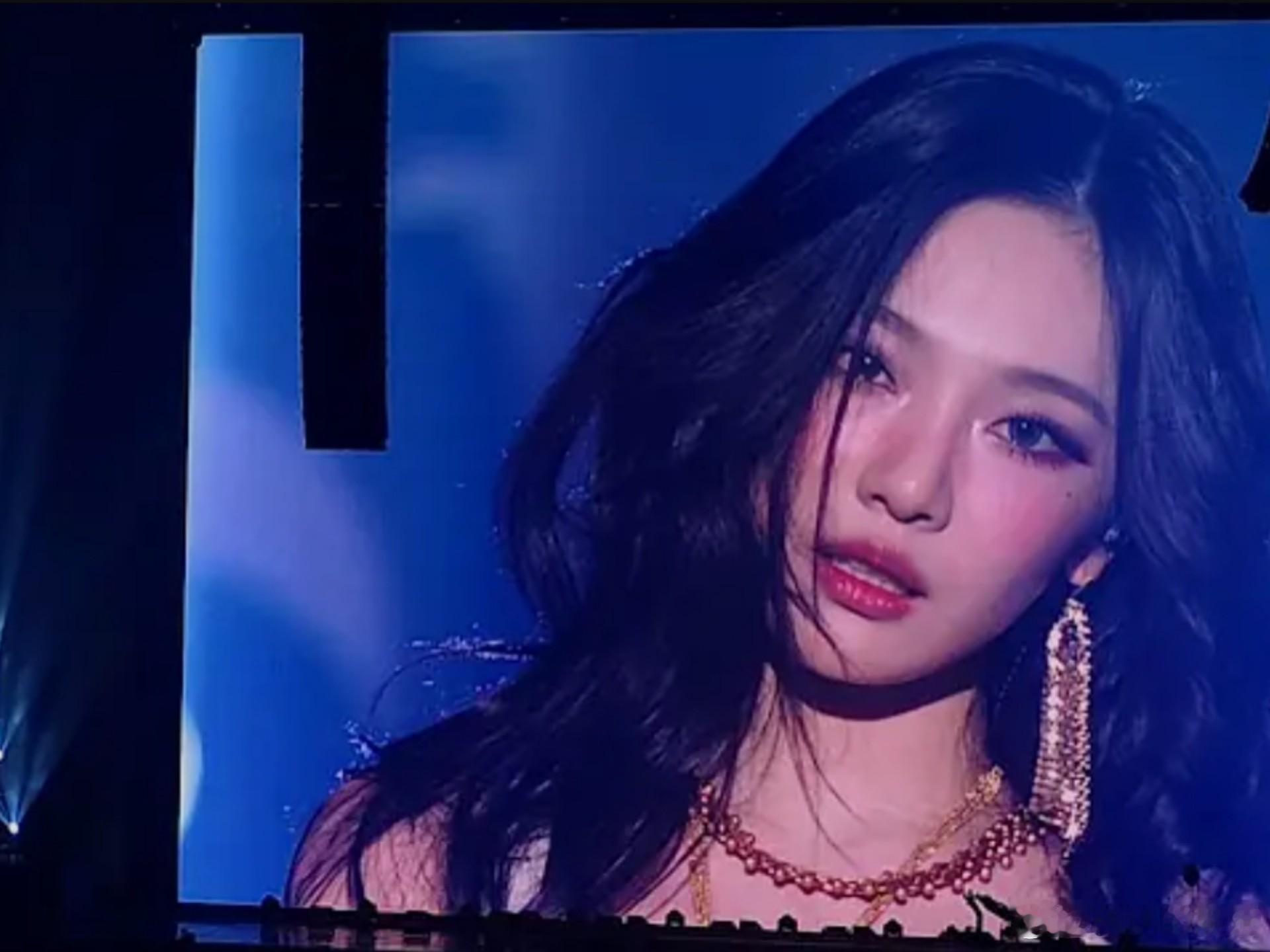 救命！宁艺卓又美趋第一了😱内娱输出海外的六边形战神，舞台生图双杀，海外热度直接