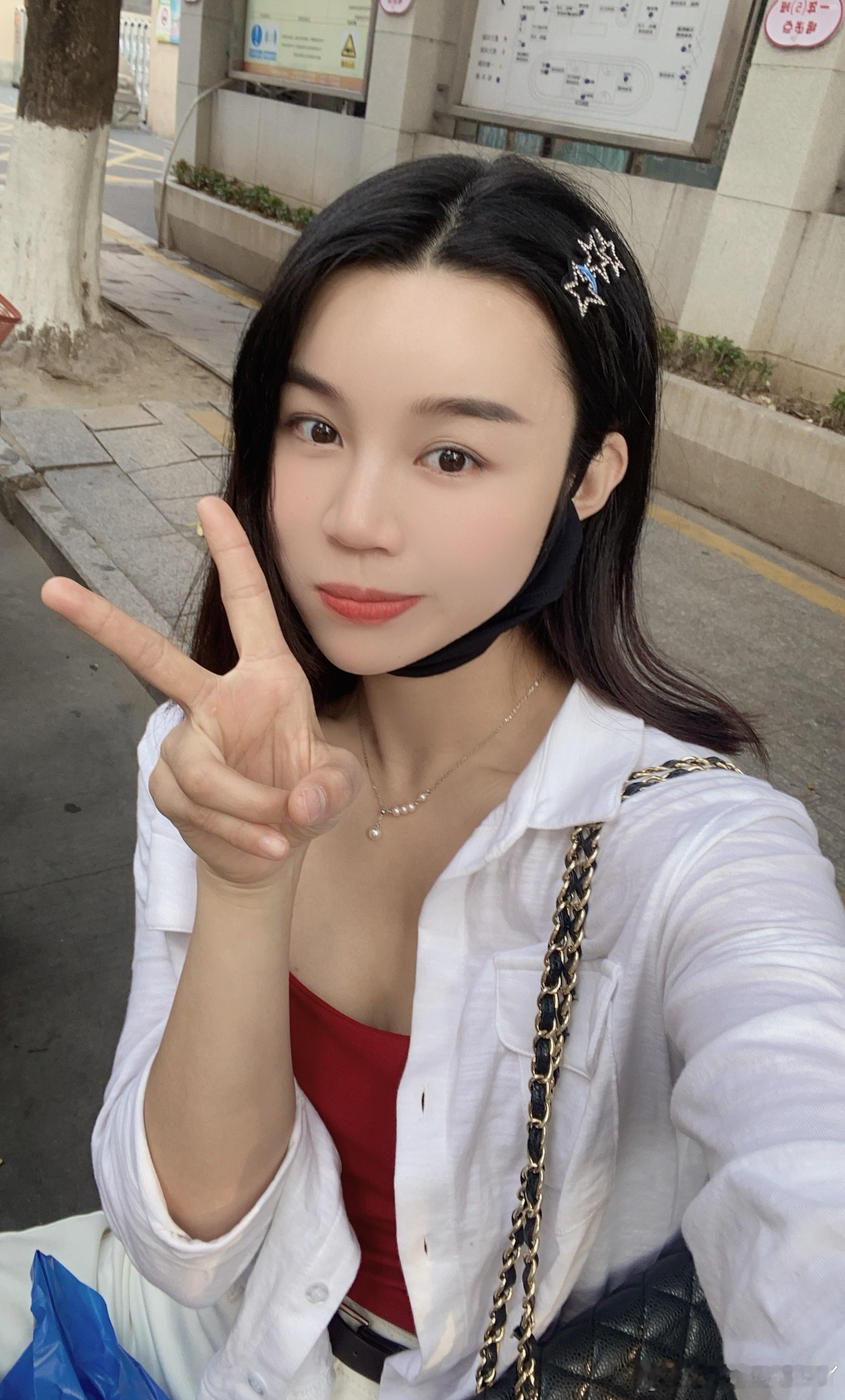 日常分享自拍[超话] 🌷| 👭🏻不是时时见面  但是时时惦记的人儿 ​​​