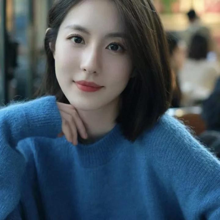 温柔气质，蓝调毛衣，暖阳下的咖啡馆时光温柔毛衣照 温柔系穿搭毛衣 温柔毛衣写真 