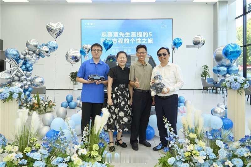 王传福给方程豹车主交车 太有排面了，和车主们在一起，一起探索，一起变得更好，变得