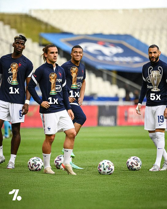 这张照片里有 5 个欧冠冠军奖杯……全部由卡里姆·本泽马赢得，他是这四人中唯一一