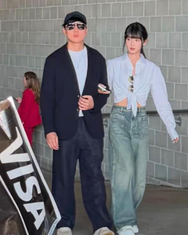 45岁的林俊杰，与24岁女友十指紧扣看世界杯，画面本该是甜蜜的，但高清镜头下的“