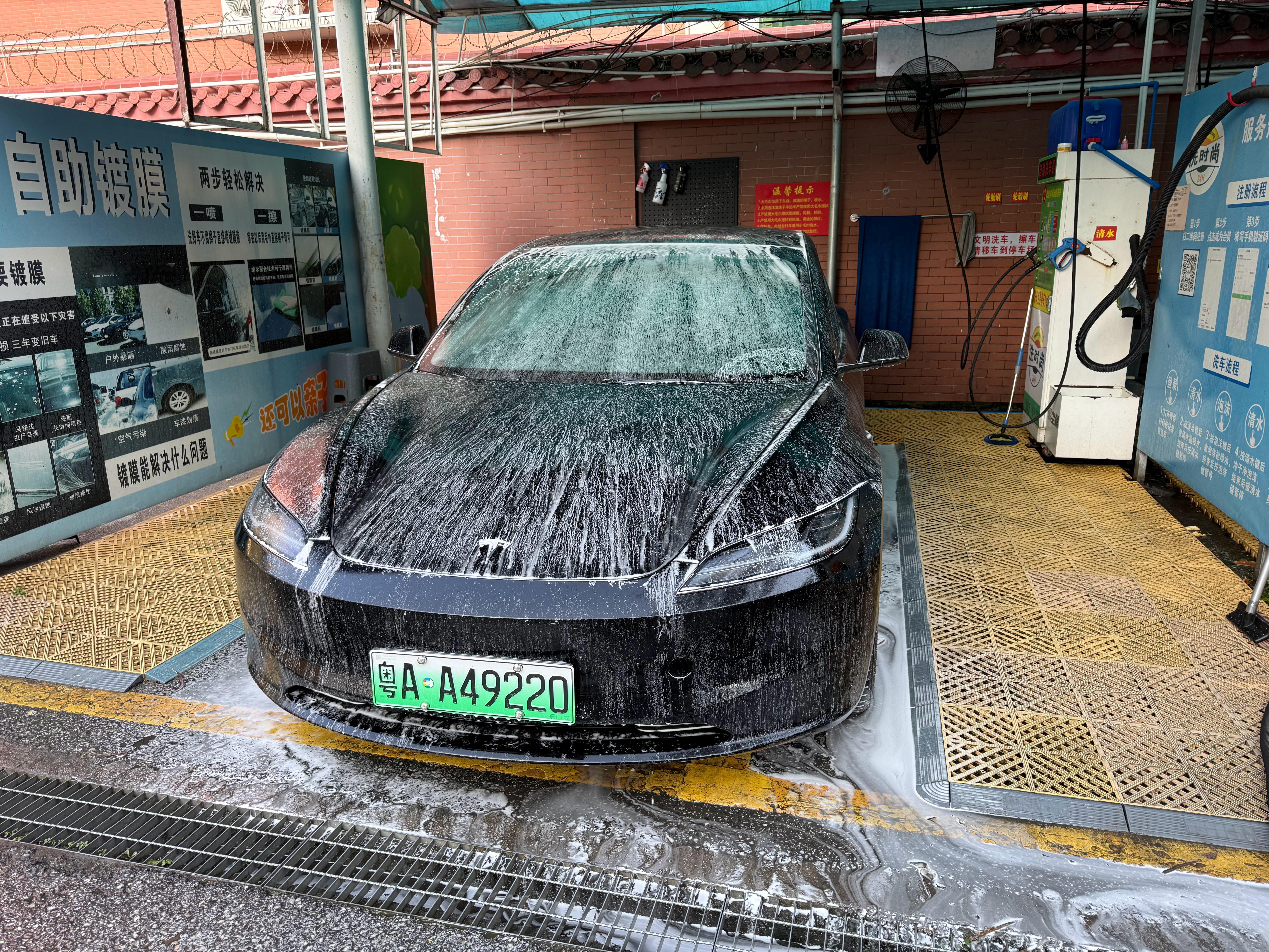 过年外面洗车太贵了，自己动手，立省 100+。今天把毛豆 3 洗一洗，明天洗 L