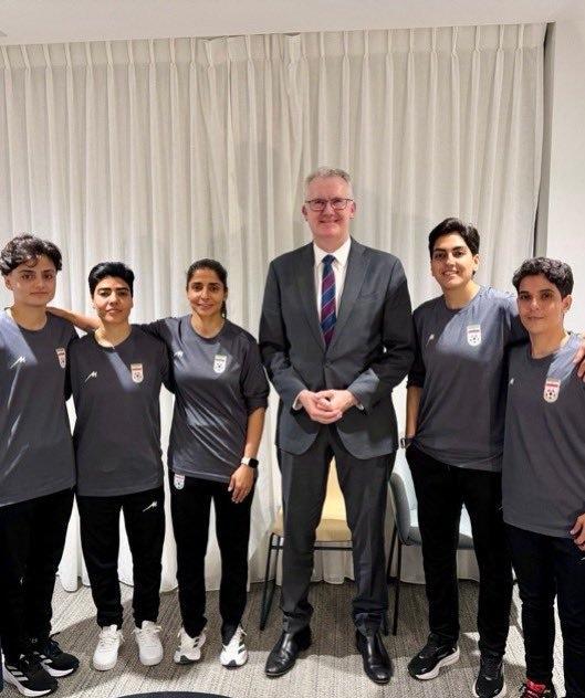 澳大利亚向5名伊朗女足国家队成员提供庇护。

澳大利亚内政部长 Tony Bur