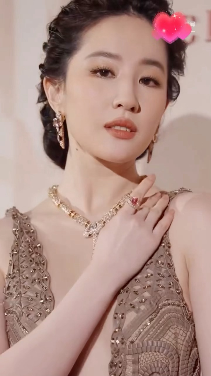 刘亦菲深v流苏太绝了Es春夏高定，依旧是内娱首穿，大高个就是好啊！宝格丽女王刘亦