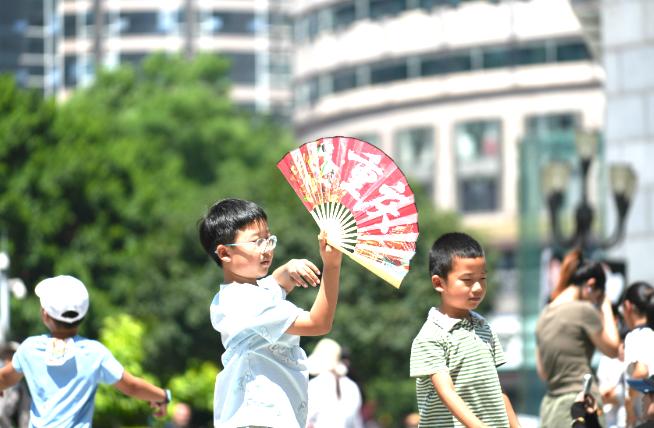 持续高温笼罩重庆，多地日间气温突破 39℃，暑期旅游热度依旧高涨。在洪崖洞、解放