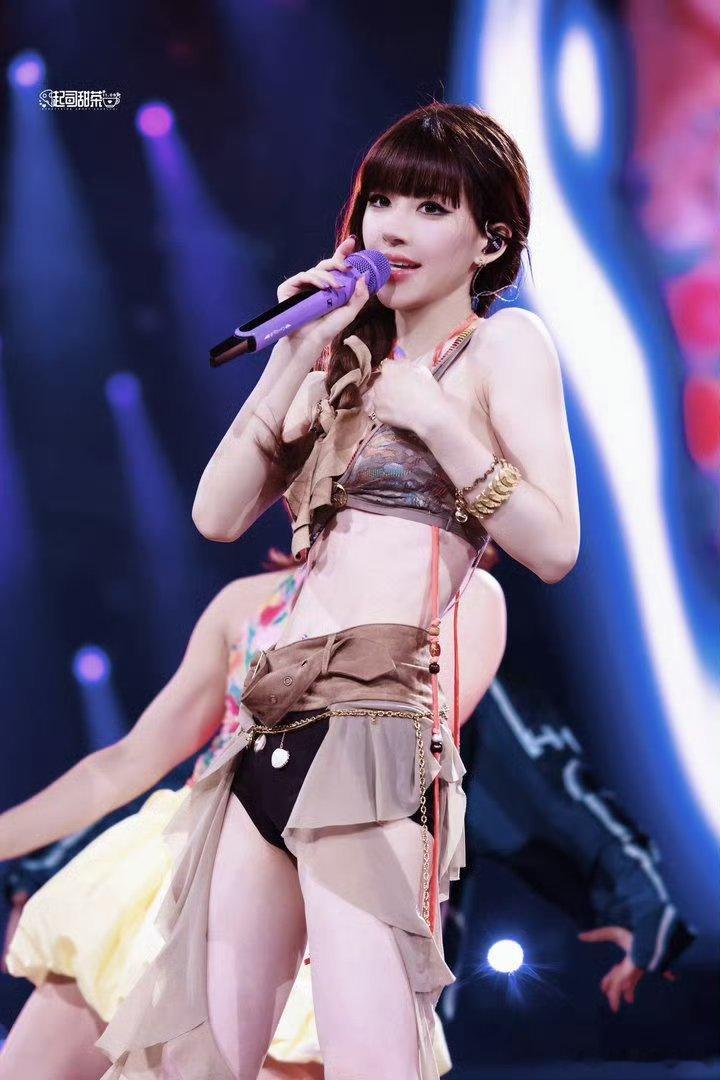 赵露思澳门演唱会舞台性感辣妹装 ，百变的露思我爱了 怎么可塑性超高！！ 赵露思