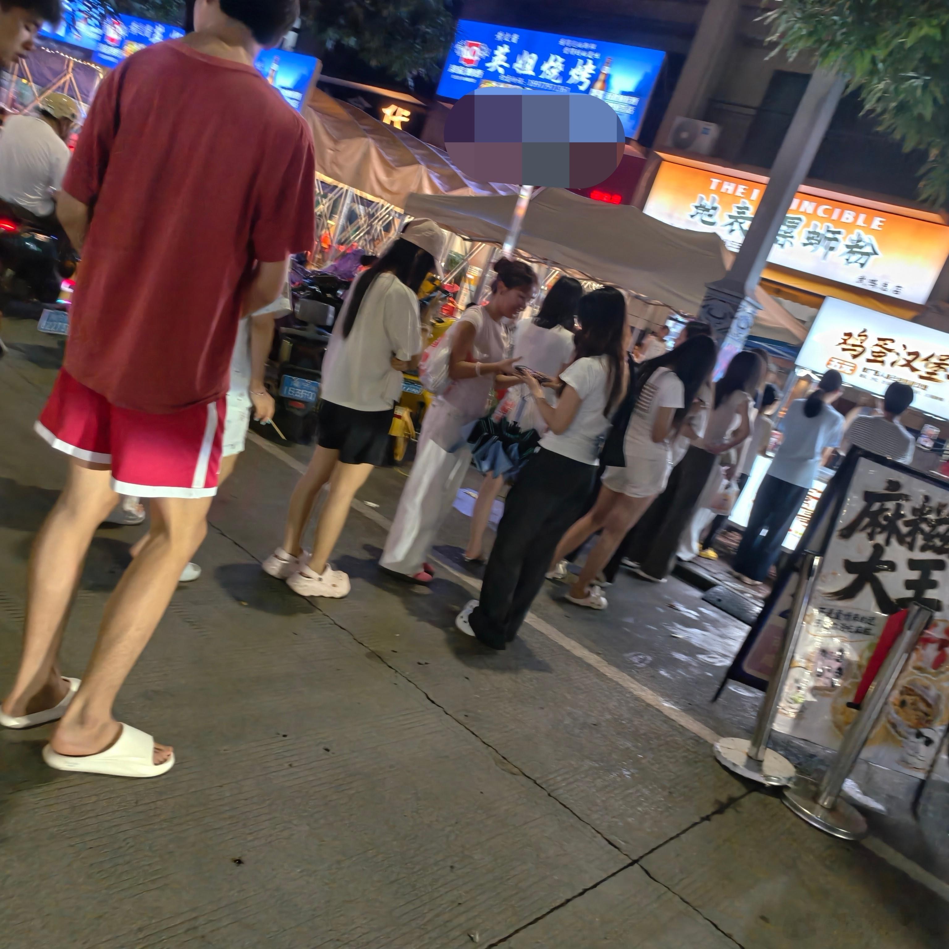 这个鸡蛋汉堡怎么那么多人排队？有没有那么好吃啊？我也想去买一个来尝尝！😋一直不