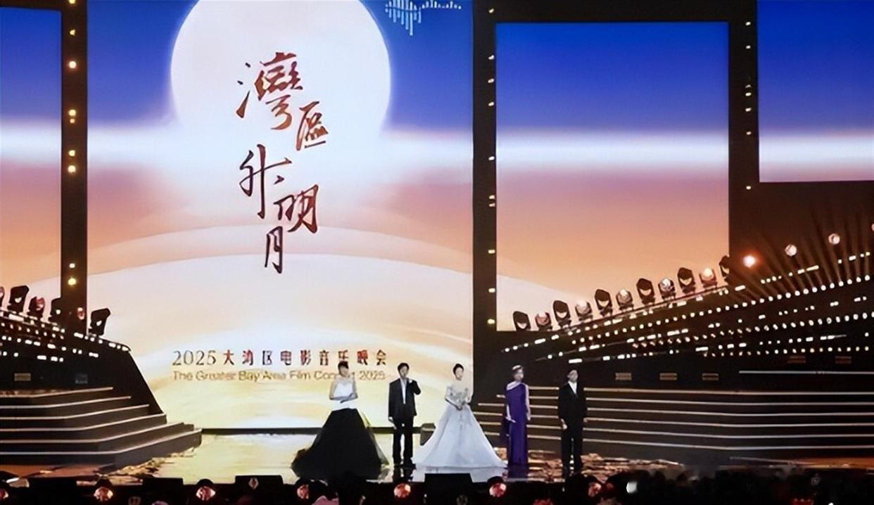 湾区升明月晚会结束，满场专业歌手，竟然没比过两位跨界演员 ​​​