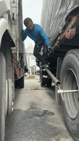 心疼又好笑！司机师傅这波“意外暴击”，隔着屏幕都替他疼😭
 
家人们！刷到个视