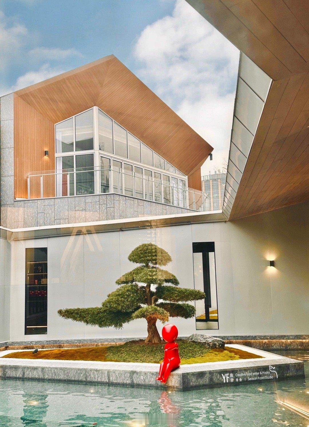 滴水湖朵云书院的对面，居然藏着一家可以吃饭饮茶的“摄影博物馆”。外观看似简约，步