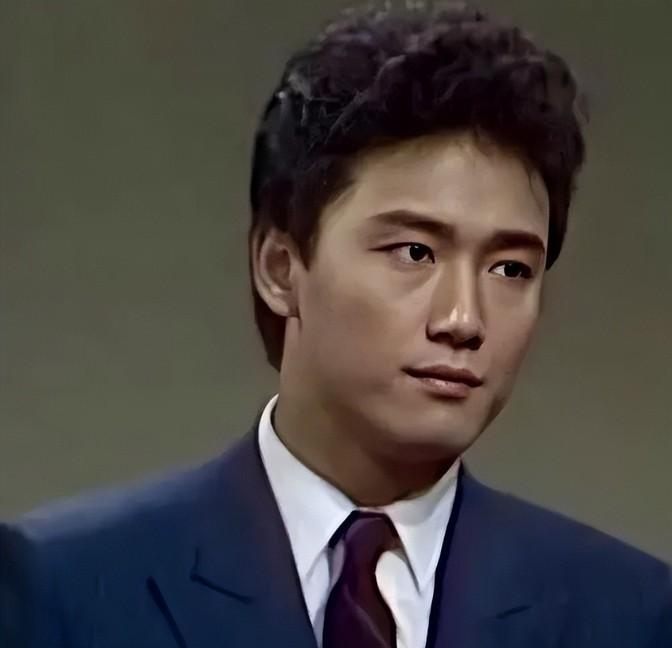 他临终前在港岛病床上攥着儿子的手，只说一句：“带我回去。”
苗侨伟那时33岁，刚