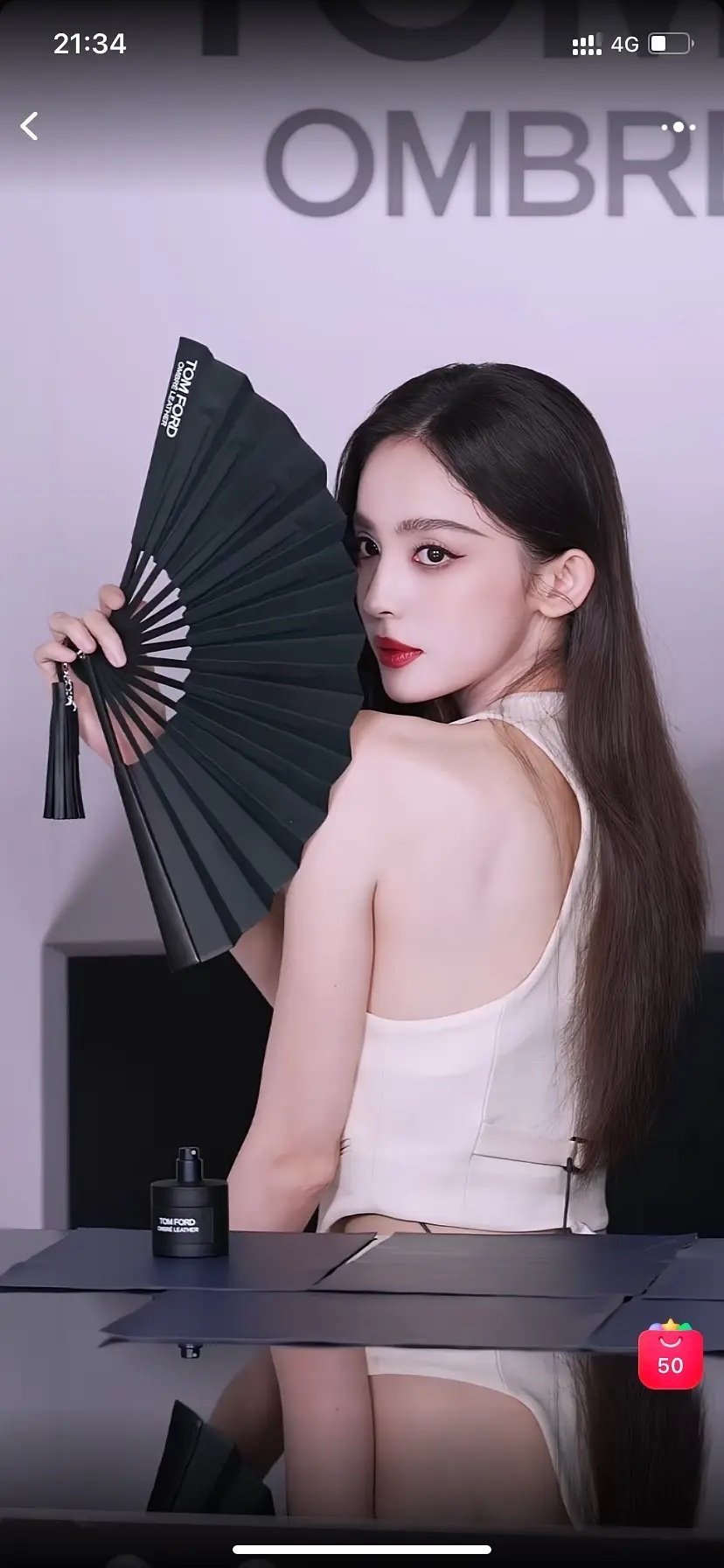 要不用扇子🪭吧，算是她的造型，🪭又像孔雀尾巴，愈是她招摇的美丽。 ​​​