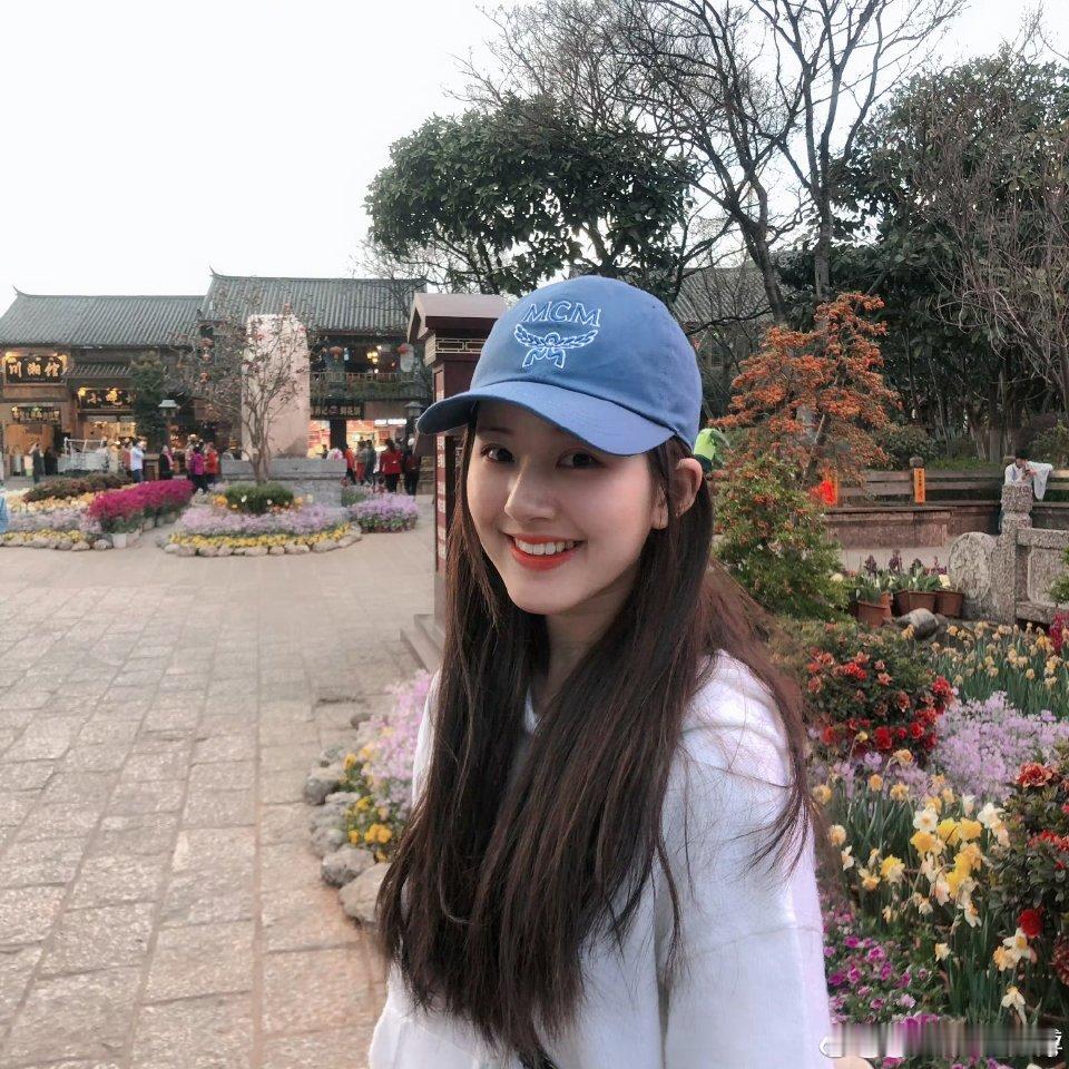 赵露思[超话] 露思宝宝我真的不知道用什么语言去形容了，真的很爱你呀 ​​​