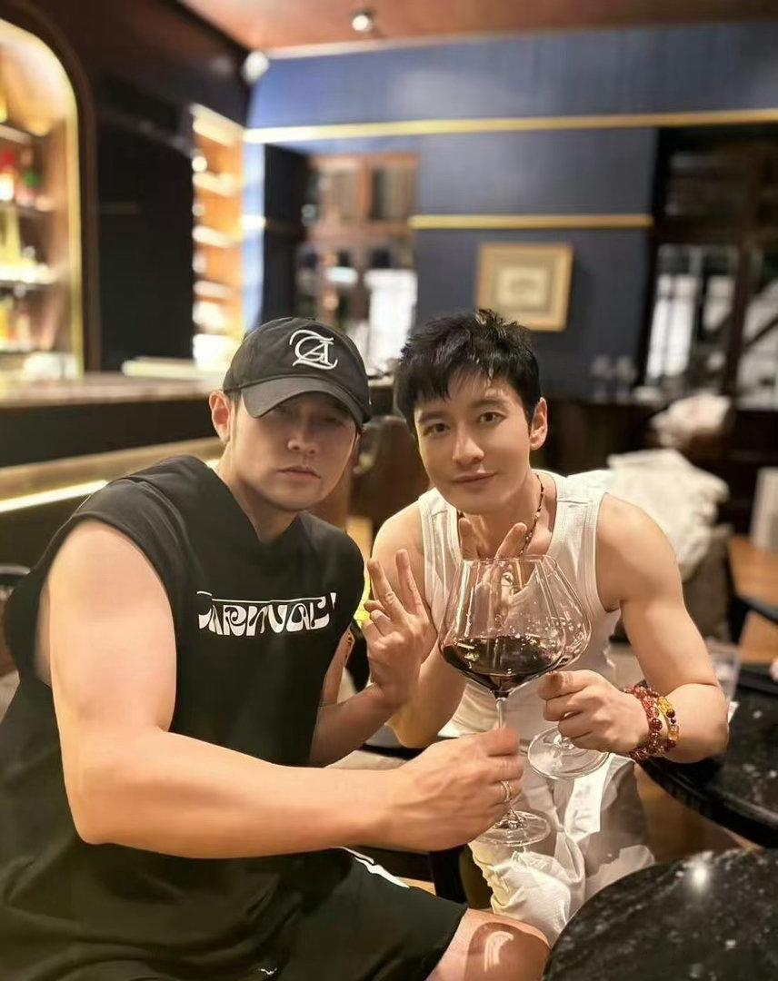 周杰伦晒黄晓明王俊凯合照周杰伦拍王俊凯黄晓明 哇！周杰伦拍的黄晓明王俊凯合照📷