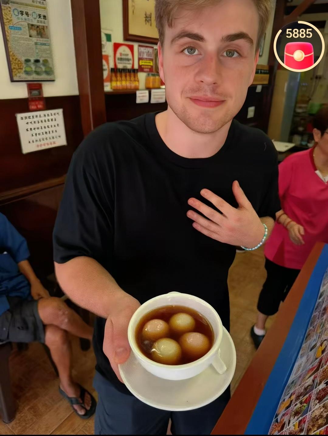 莫雷加德不止球打得好，他背后的团队也看到了中国乒乓球迷的庞大市场。
莫雷加德既有