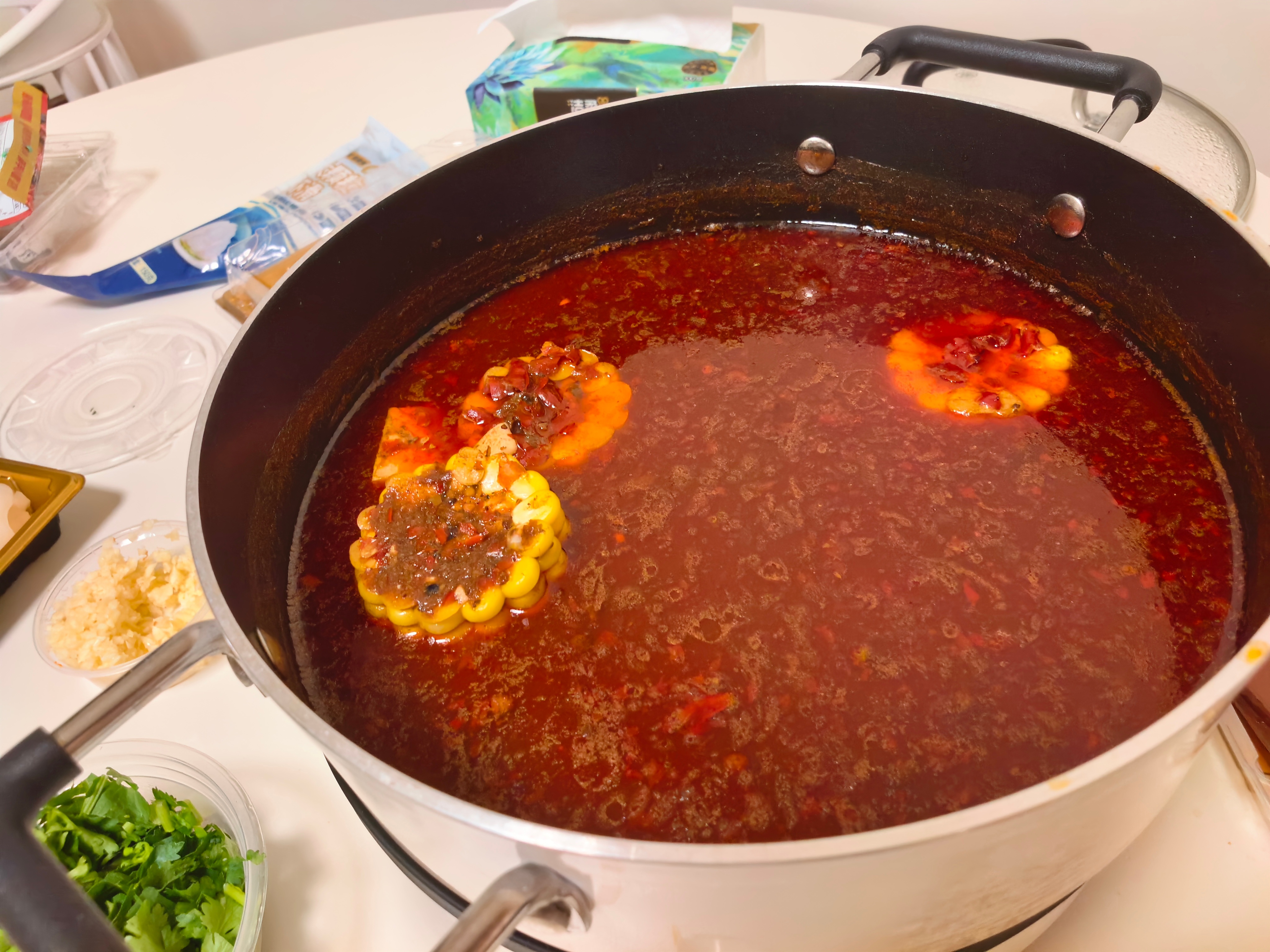 自己一个人在家买了火锅料来煮，没想到这个辣牛油煮甜玉米那么香那么好吃！ 