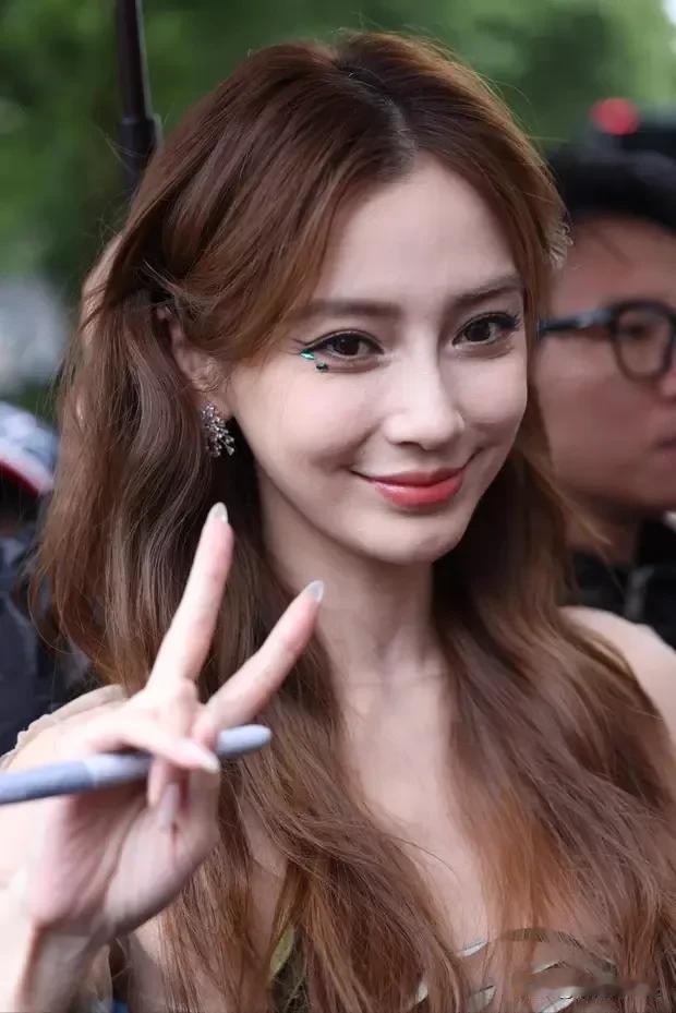 7月7日，36岁的Angelababy现身巴黎时装周，那状态简直绝了！

她穿着