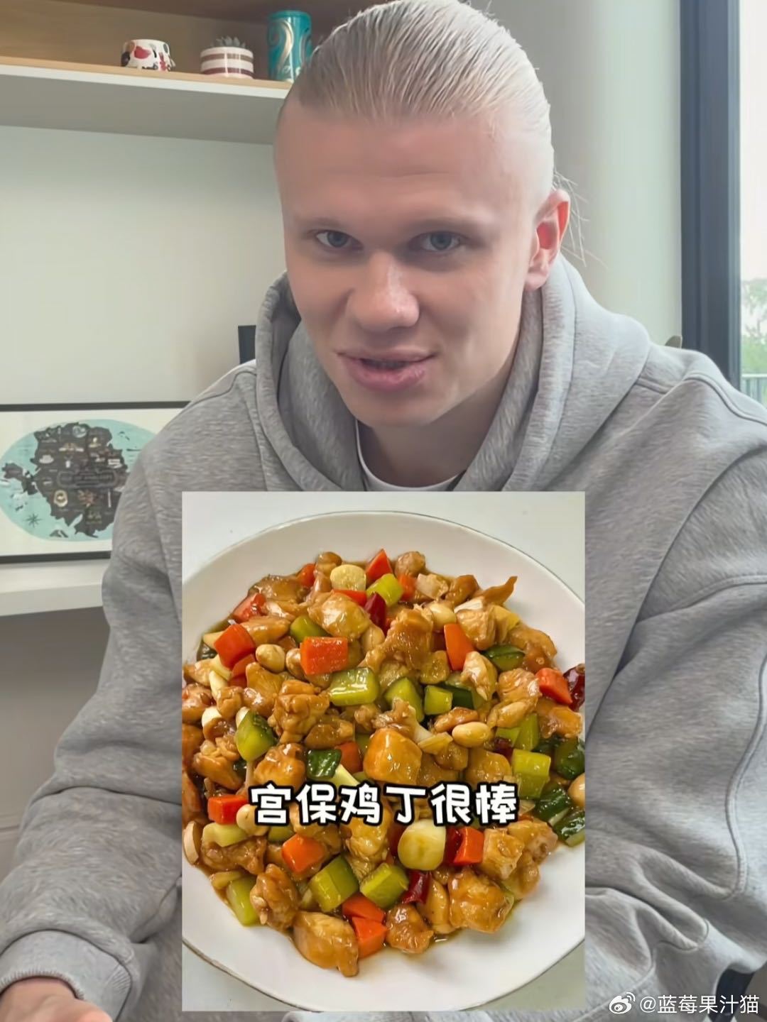 哈兰德已经把球场当食堂了别人比赛专注竞技，哈兰德主打一个边走边补给，凑齐水和水果