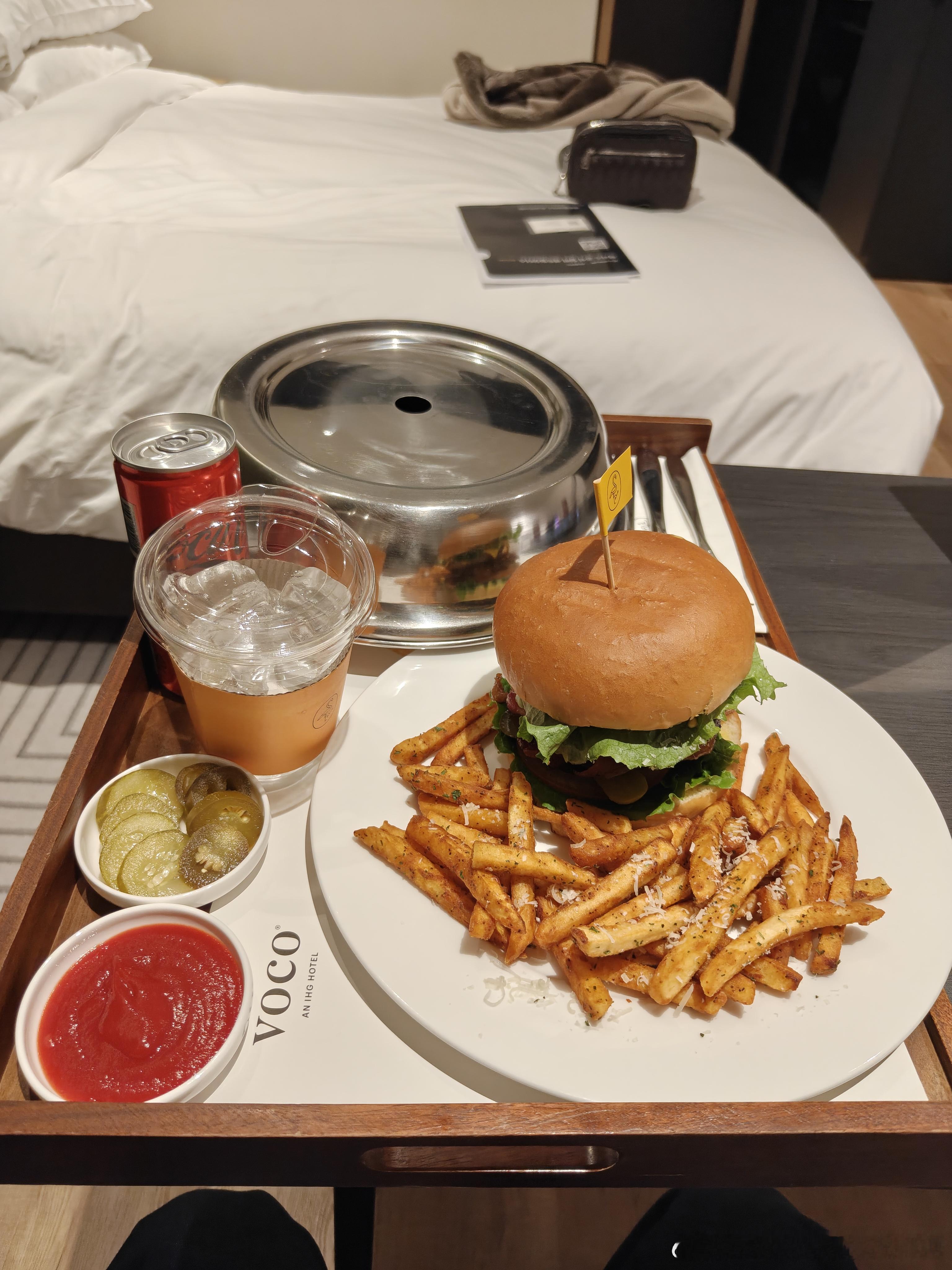 最强寒流席卷韩国，faker都被冻跑了 你们在看笑话而我真的在挨冻。。。回酒店吃