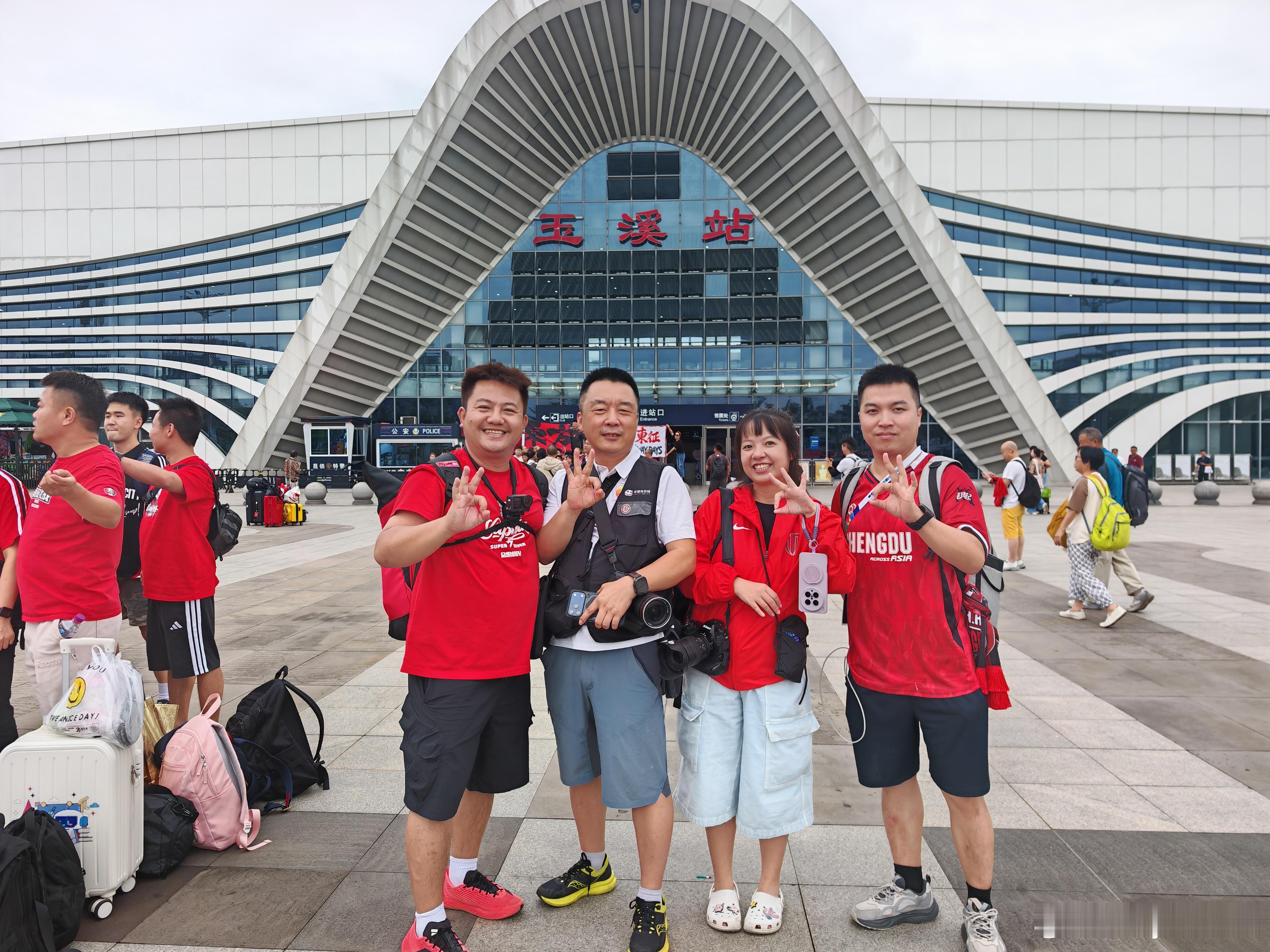 搭乘成都蓉城远征专列的远征军抵达玉溪。（图:龚正老师）成都蓉城中超联赛一起登场