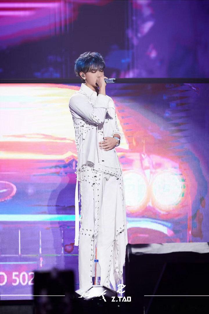 王鹤棣是黄子韬演唱会嘉宾还蛮期待黄子韬这次全新巡演的，舞美、舞台、曲目编排全方位