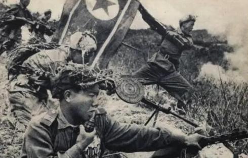 1950年，一名志愿军营长擅自行动去抓“舌头”，结果他刚靠近美军阵地，敌人就猛烈