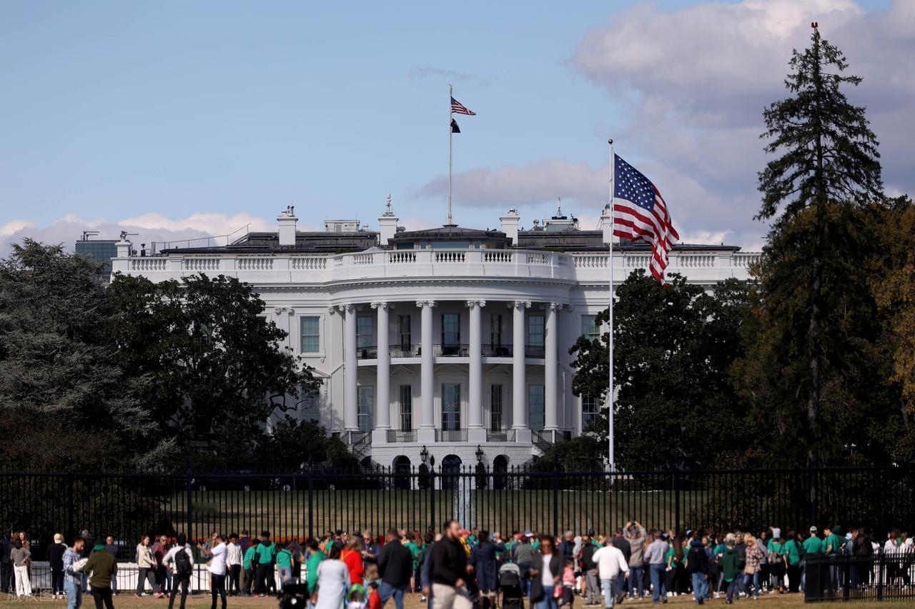 这些行径犹如饿虎扑食般贪婪，将弱肉强食的丛林法则演绎得淋漓尽致。美国外交政策正陷