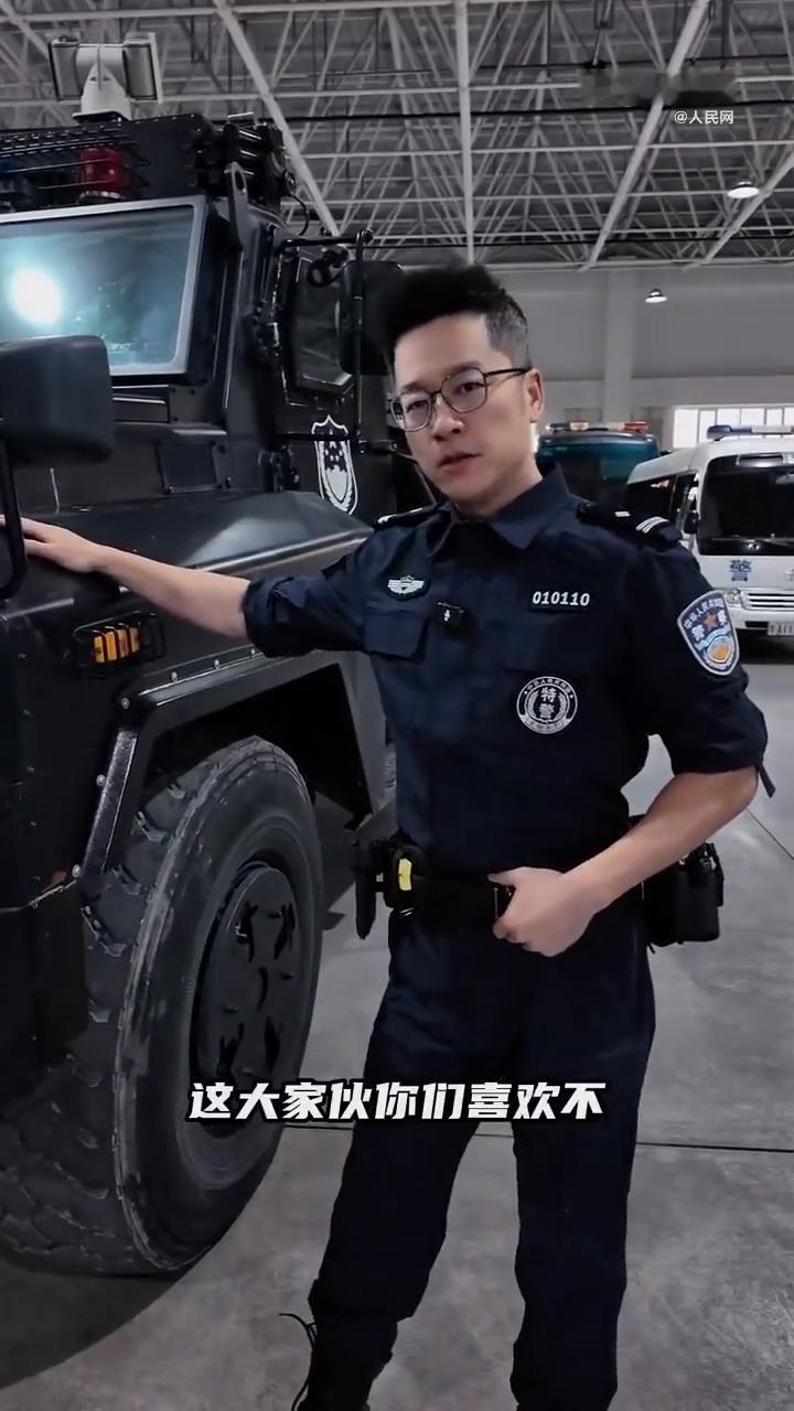 宝子们坐车不？这大家伙你们喜欢不？这大前脸喜欢不？这大轱辘喜欢不？这小内饰喜欢不