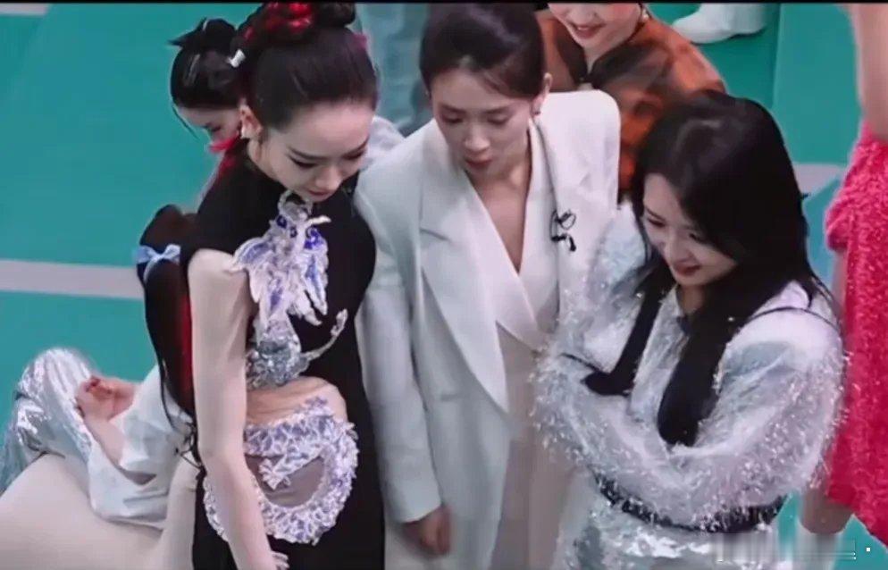 浪姐舞台再现人情世故，选人环节上演大戏。在最新观众喜好排名中，几番折腾的何洁居然