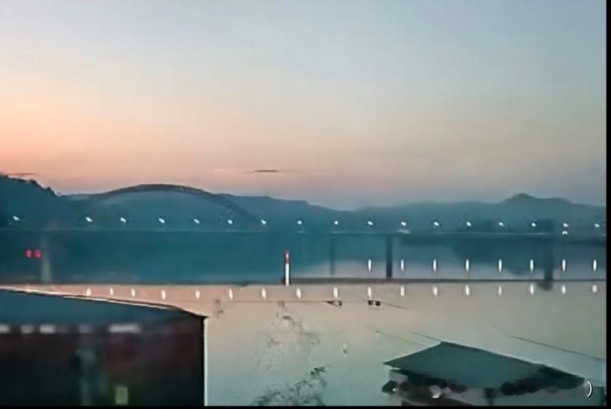 盘龙嘉陵江大桥，昨晚亮灯了。
暮色四合，灯影摇曳，
嘉陵江的夜，又多了一道温柔的