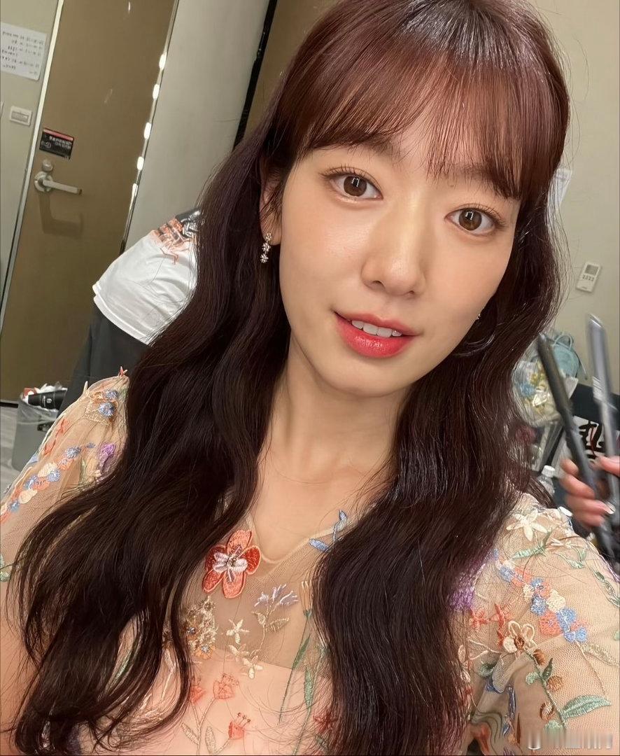 朴信惠眼睛 断崖式衰老以前的眼睛饱满、水灵，是大家说的“初恋眼”，看着特别少女。