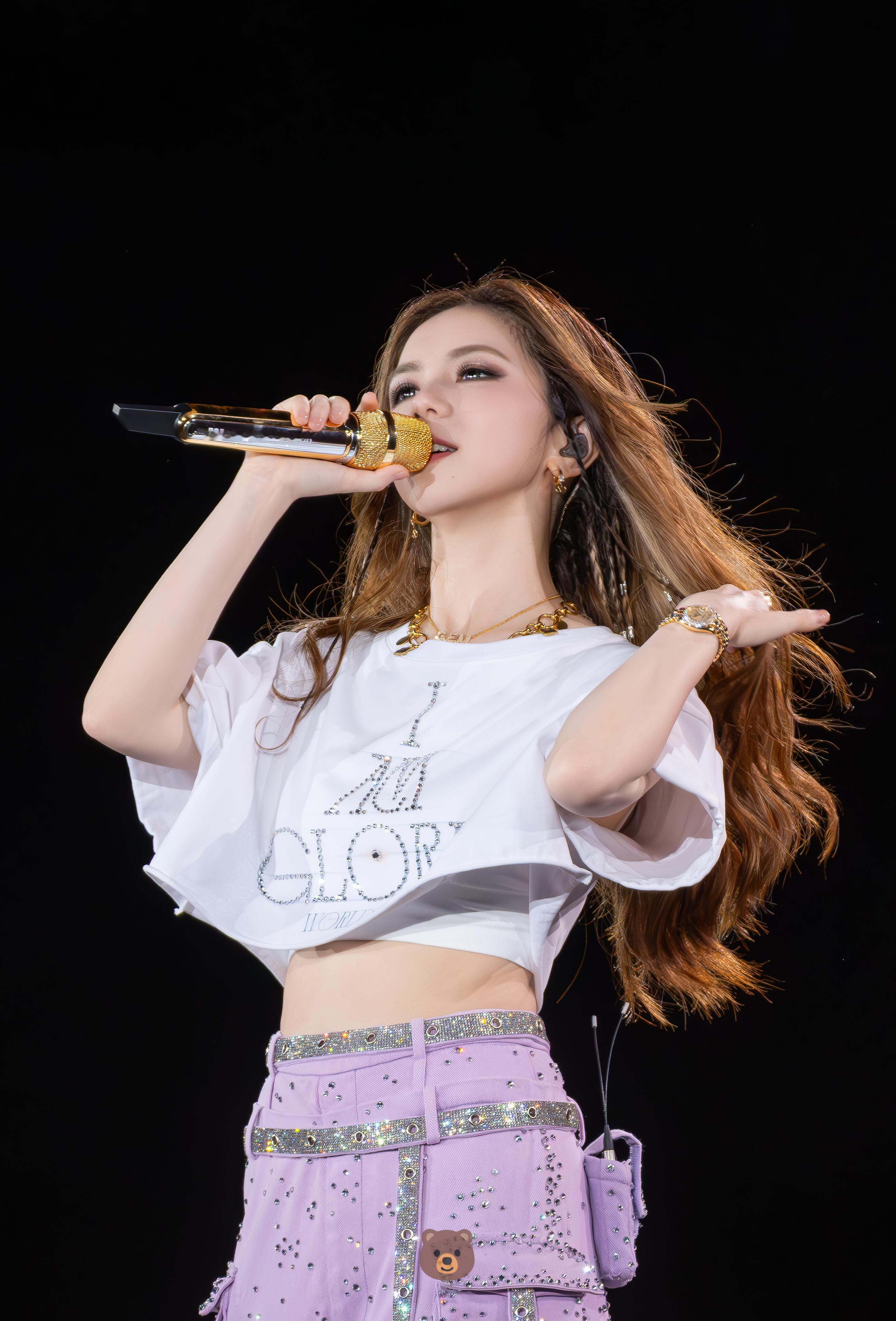 每一张都美到想偷偷私藏当壁纸！你笑起来整个世界都亮了，那种明媚的生命力真的能治愈