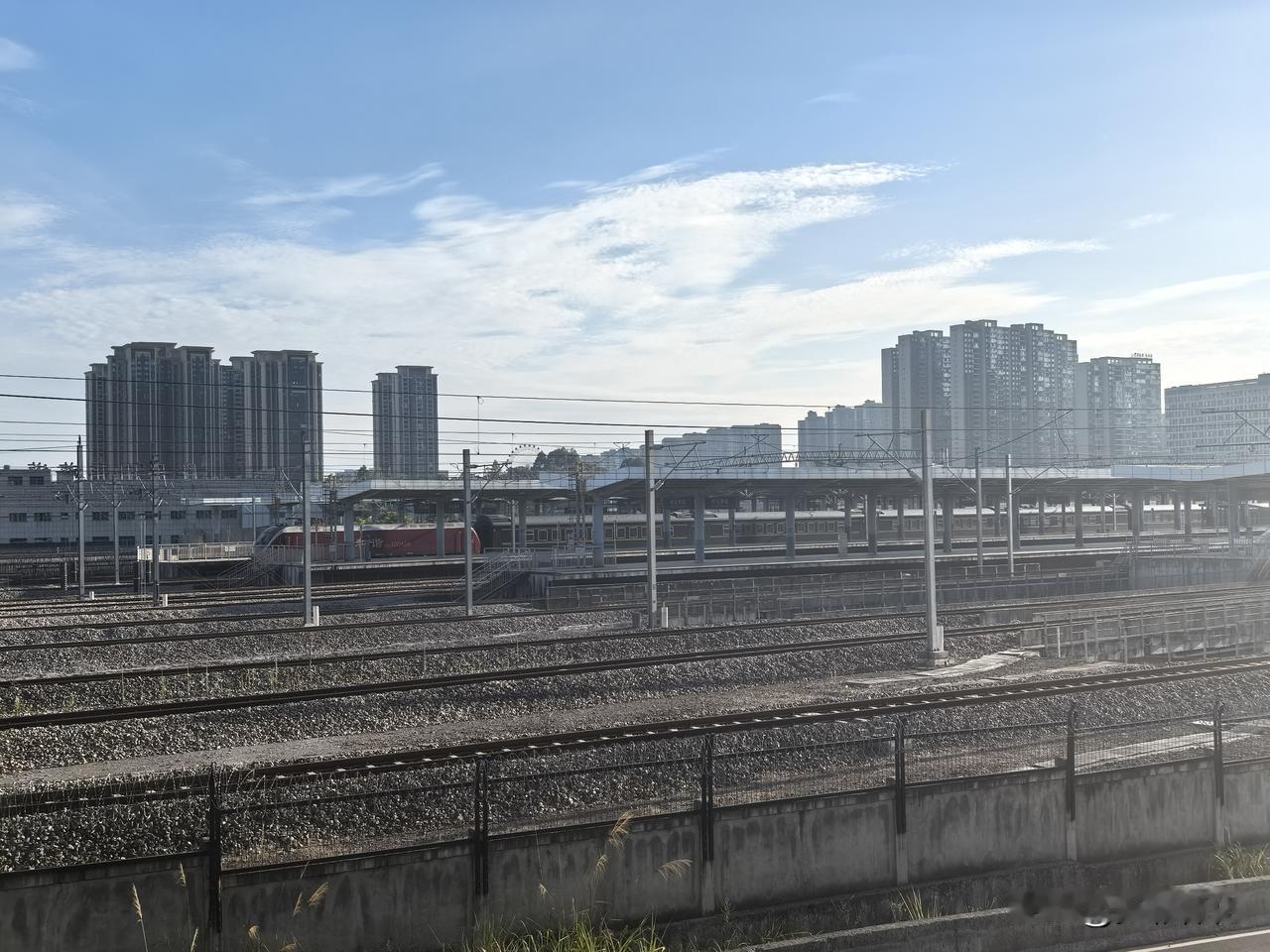 早上约7：20左右，有一列普速列车停靠在怀化南高铁站🚉站台，方向是由东往西方向