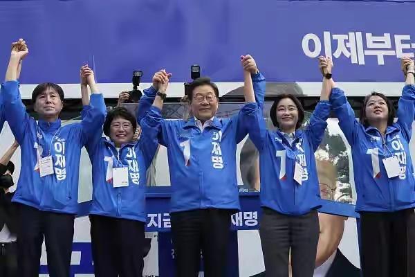 有记者问李在明：如果大陆用武力统一台湾，韩国会不会帮台湾？他回了一句：“等外星人